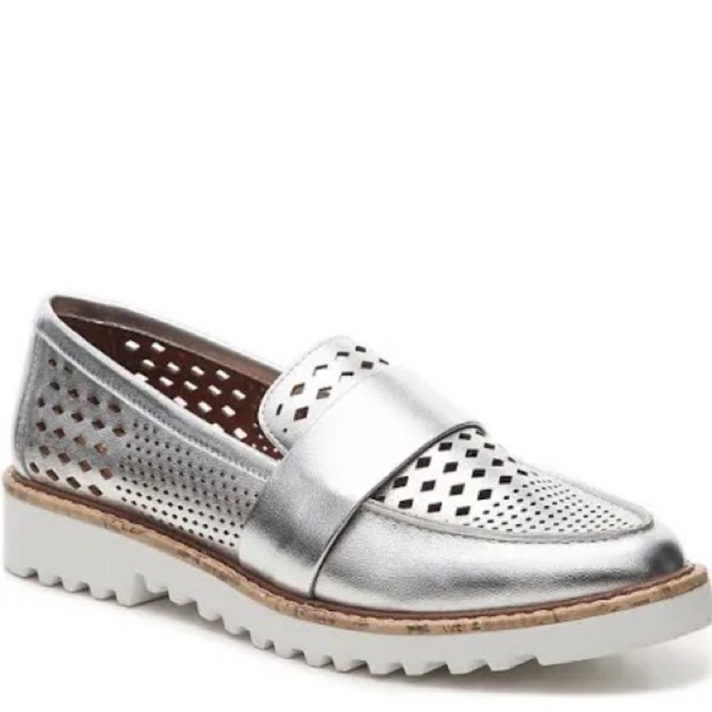 Crown Vintage Women’s 7.5 Silver Metallic Faux Leather Loafers